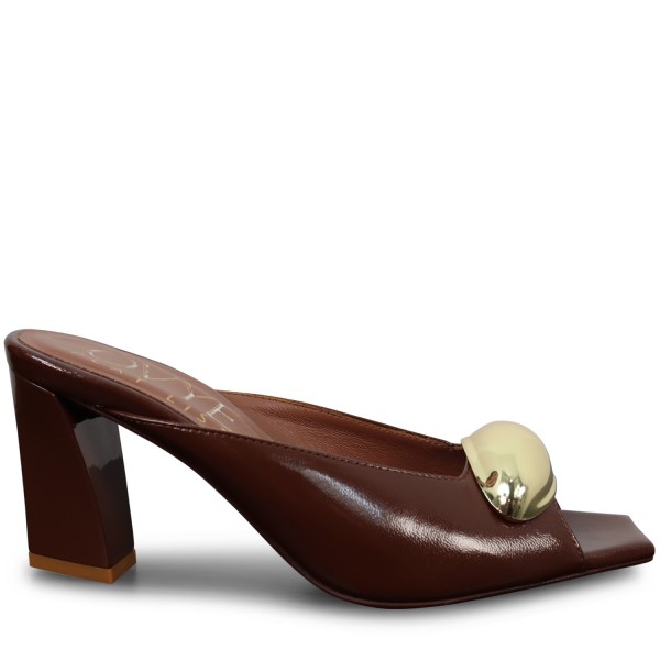 Sandalo marrone con accessorio oro per donna